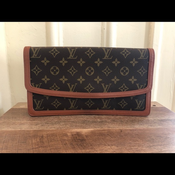 Louis Vuitton Handbags - Louis Vuitton authentic monogram pochette clutch
